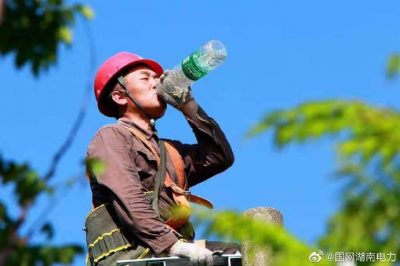 壽縣供電公司頂著38度高溫桿上作業(yè)，改造低壓線路
