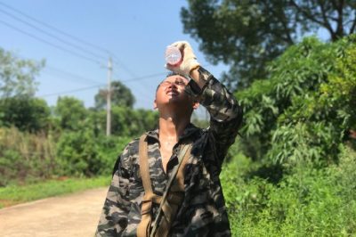 資陽(yáng)區(qū)供電公司進(jìn)行迎豐橋2#臺(tái)區(qū)B01#至B07#桿、A01#桿至A09#桿放緊線并連頭施工