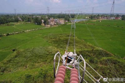 帶電作業(yè)檢修輸電線路，處理導(dǎo)線引流板發(fā)熱問題