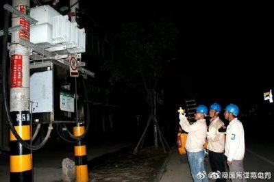供電所值班員用紅外線測溫儀測量八義集鎮(zhèn)街道8#變壓器器身、電纜接頭等處溫度