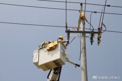10千伏餐具線78號(hào)和79號(hào)桿之間新立15米線桿1基，并進(jìn)行帶電接火作業(yè)