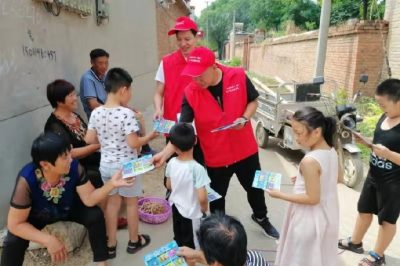 深入轄區(qū)村莊，向留守老人、兒童講解暑期安全用電常識(shí)，增強(qiáng)他們的安全用電意識(shí)