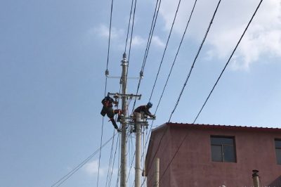 天津薊州供電公司：工作人員不畏酷暑，只為給您一個(gè)涼爽的夏天！給師傅們點(diǎn)贊！