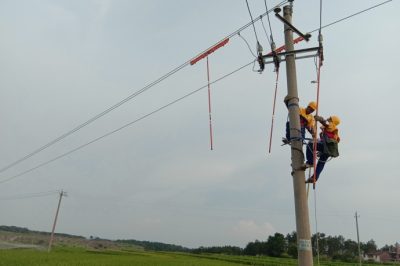 寧都縣供電公司10千伏崗車線45號(hào)桿開(kāi)展帶電接火工作