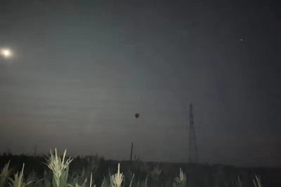220千伏萬穆4E24線40號(hào)塔C相導(dǎo)線懸掛著氫氣球