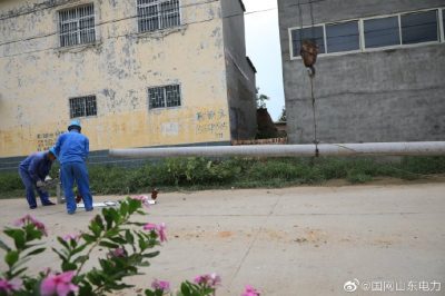 梁山縣供電公司新立電桿6基、新建低壓架空絕緣線0.31千米、新增一臺(tái)400千伏安變壓器