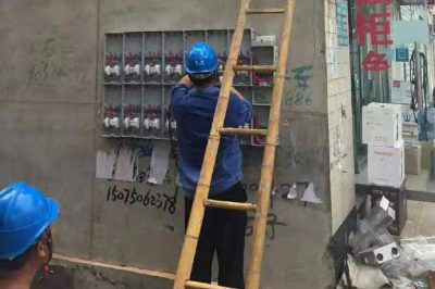 磁縣供電公司農(nóng)村更換電表箱、整理不規(guī)范線路