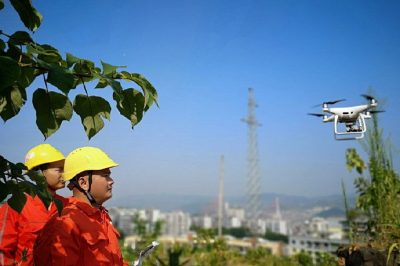 重慶豐都供電公司使用無人機(jī)對110千伏豐三東線進(jìn)行巡視檢查