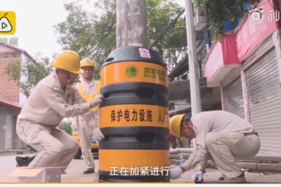 低頭族福音！電桿穿上“防撞衣”  夜晚還能反光