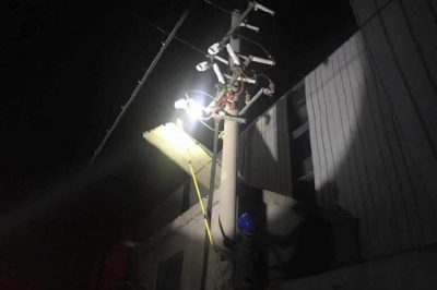 東?？h供電公司搶修受到影響的兩臺用戶變壓器