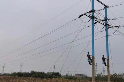 武安市供電公司在35千伏杜營1線對電桿進(jìn)行防護