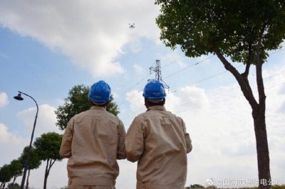 太倉(cāng)市供電公司用無人機(jī)對(duì)轄區(qū)內(nèi)的220千伏線路進(jìn)行巡視