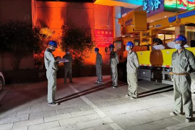 帶電作業(yè)小伙，在夜間濕透衣襟