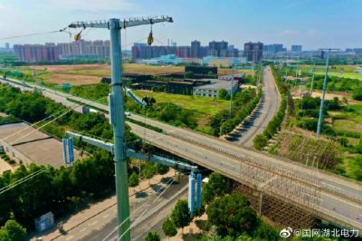 遷改線路，為重點(diǎn)企業(yè)擴(kuò)建讓道