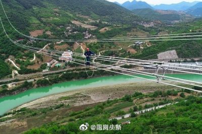 看呆了電力工人飛躍嘉陵江，高空走鋼絲