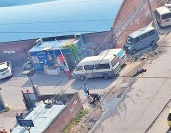 有人高壓線下施工觸電，居民救援“往身上澆水”……這是幫倒忙！