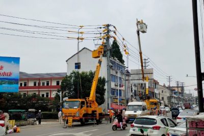 帶電作業(yè)更換電桿柱上開關