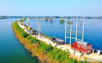 在廬江縣同大鎮(zhèn)白石天河古圩段圩堤上進行立桿、架線、安裝配變設(shè)備